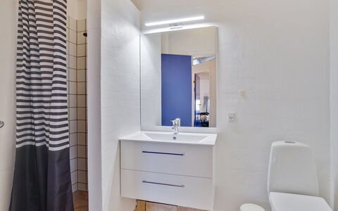 Riika - 425M from the Sea: Piso, Suelo, Pared, Arreglo De Tubería, Baño, Diseño De Interiores, Lavabo Del Baño, Techo, Baño, Mueble De Baño