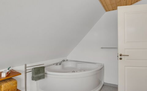 Othelia - 1.8Km from the Sea: Departamento, Sombra, Balcón, Silla, Cerca, Mueble Para Exteriores, Aluminio, Césped Artificial