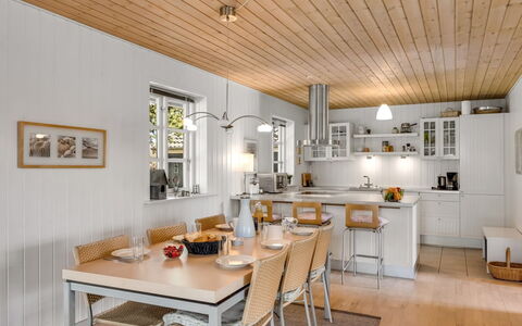 Othelia - 1.8Km from the Sea: Mueble, Diseño De Interiores, Piso, Lámpara, Cocina, Madera, Techo, Silla, Mostrador, Suelo