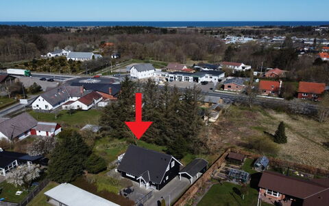 Othelia - 1.8Km from the Sea: Barrio Residencial, Techo, Suburbio, Entrada De Coches, Inmuebles, Tubo De Lámpara