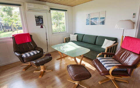 Isalie - 200M from the Sea: Mueble, Madera, Piso, Diseño De Interiores, Suelo, Sala, Habitación, Silla, Manchas De Madera