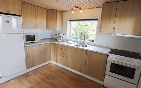 Isalie - 200M from the Sea: Piso, Madera, Cocina, Diseño De Interiores, Suelo, Mostrador, Mueble, Aparato De Cocina, Gabinetes, Electrodoméstico