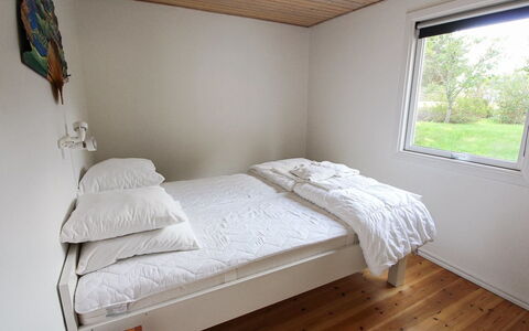 Isalie - 200M from the Sea: Cama, Habitación, Pared, Suelo, Sábana, Madera, Piso, Mueble, Lecho, Diseño De Interiores