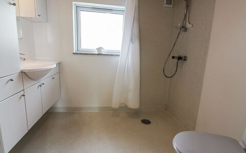 Isalie - 200M from the Sea: Arreglo De Tubería, Piso, Pared, Suelo, Baño, Diseño De Interiores, Lavabo, Plomería, Lavabo Del Baño, Grifo