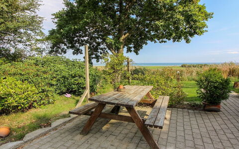 Isalie - 200M from the Sea: Mueble, Mueble Para Exteriores, Banco Al Aire Libre, Mesa, Mesa Al Aire Libre, Banco, Mesa De Picnic, Silla, Sombra, Jardín