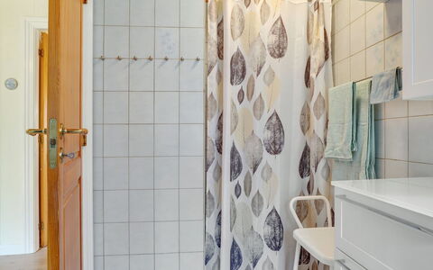 Maksimilian - 1.5Km from the Sea: Diseño De Interiores, Piso, Cortina De La Ducha, Suelo, Baño, Arreglo De Tubería, Cortina, Habitación, Plomería, Loseta