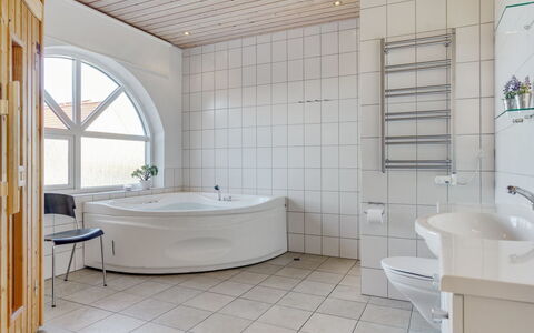 Solvej - 120M from the Sea: Piso, Diseño De Interiores, Suelo, Arreglo De Tubería, Techo, Habitación, Encendiendo, Bañera, Plomería, Baño