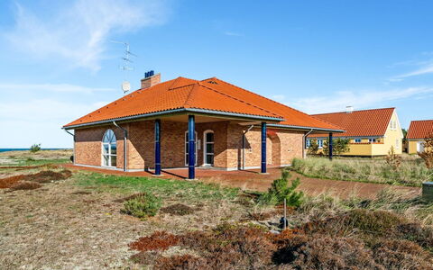 Solvej - 120M from the Sea: Techo, Casa, Casa, Cabaña, Vía Muerta, Inmuebles, Entrada De Coches, Edificios Del Jardín, Yarda, Cobertizo