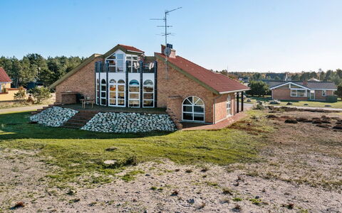 Solvej - 120M from the Sea: Techo, Casa, Casa, Cabaña, Vía Muerta, Inmuebles, Entrada De Coches, Edificios Del Jardín, Yarda, Cobertizo