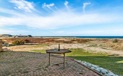 Solvej - 120M from the Sea: Techo, Casa, Casa, Cabaña, Vía Muerta, Inmuebles, Entrada De Coches, Edificios Del Jardín, Yarda, Cobertizo