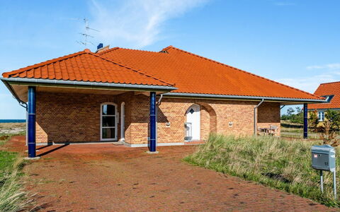 Solvej - 120M from the Sea: Techo, Casa, Casa, Cabaña, Vía Muerta, Inmuebles, Entrada De Coches, Edificios Del Jardín, Yarda, Cobertizo