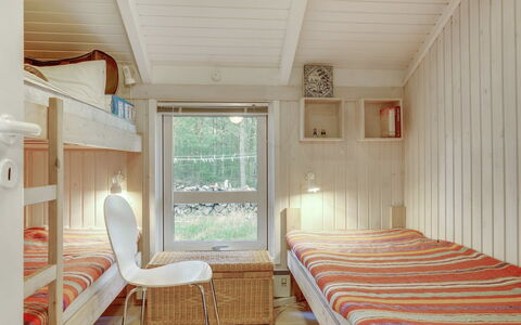 Helmtrud - 500M from the Sea: Diseño De Interiores, Madera, Piso, Suelo, Mueble, Techo, Habitación, Litera, Cama, Habitación
