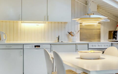 Helmtrud - 500M from the Sea: Diseño De Interiores, Piso, Cocina, Lámpara, Mostrador, Techo, Madera, Suelo, Aparato De Cocina, Encendiendo