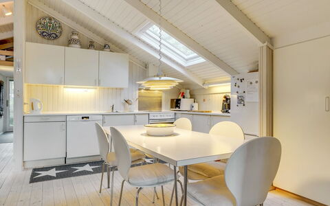 Helmtrud - 500M from the Sea: Diseño De Interiores, Piso, Techo, Madera, Mueble, Suelo, Lámpara, Cocina, Encendiendo, Cocina Y Comedor Mesa