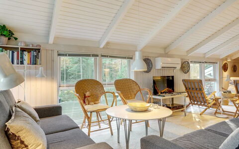 Helmtrud - 500M from the Sea: Mueble, Diseño De Interiores, Piso, Suelo, Sofá, Madera, Techo, Sala, Lámpara, Silla