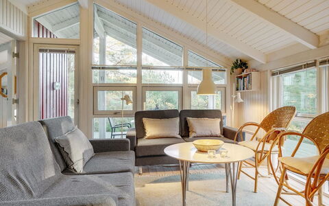 Helmtrud - 500M from the Sea: Madera, Diseño De Interiores, Mueble, Techo, Sala, Sofá, Casa, Habitación, Silla