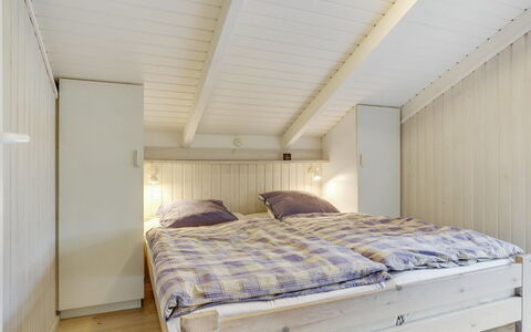Helmtrud - 500M from the Sea: Madera, Habitación, Diseño De Interiores, Piso, Suelo, Techo, Cama, Mueble, Habitación, Lecho