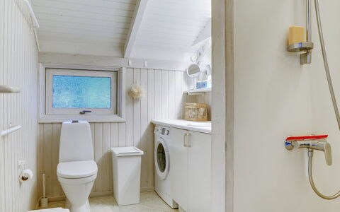 Helmtrud - 500M from the Sea: Piso, Arreglo De Tubería, Suelo, Diseño De Interiores, Techo, Plomería, Grifo, Habitación, Baño, Lavabo