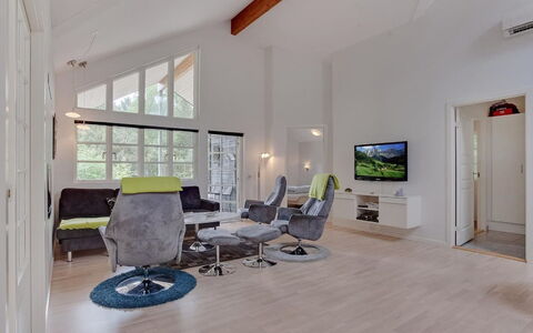 Beka - 500M from the Sea: Diseño De Interiores, Mueble, Sofá, Piso, Madera, Techo, Sala, Suelo, Casa, Departamento