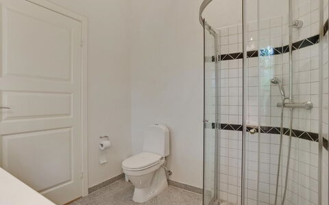 Beka - 500M from the Sea: Pared, Piso, Suelo, Baño, Arreglo De Tubería, Diseño De Interiores, Plomería, Techo, Habitación, Puerta