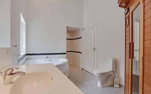 Beka - 500M from the Sea: Piso, Suelo, Diseño De Interiores, Arreglo De Tubería, Baño, Techo, Plomería, Grifo, Habitación, Lavabo