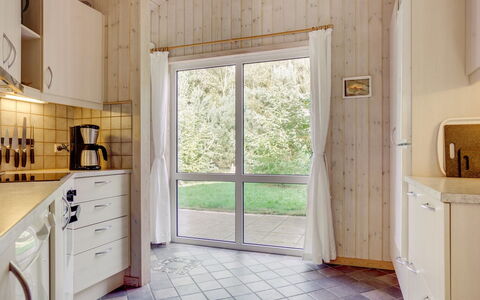 Thomasine - 1.5Km from the Sea: Piso, Madera, Diseño De Interiores, Cocina, Suelo, Mostrador, Techo, Arreglo De Tubería, Gabinetes, Habitación