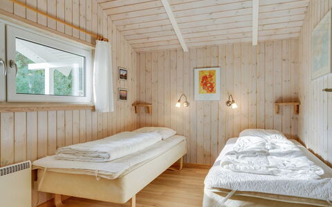 Thomasine - 1.5Km from the Sea: Madera, Habitación, Cama, Diseño De Interiores, Techo, Lecho, Sábana, Casa, Marco De La Cama, Suelo