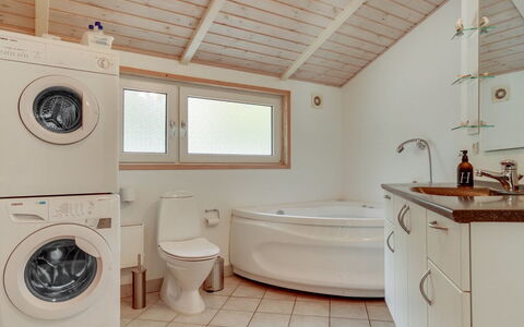 Thomasine - 1.5Km from the Sea: Arreglo De Tubería, Piso, Suelo, Diseño De Interiores, Madera, Techo, Grifo, Lavabo, Plomería, Baño