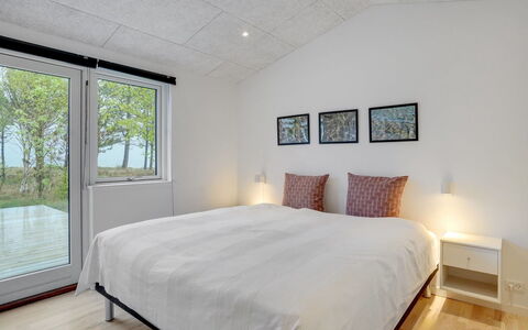 Djuna - 200M from the Sea: Madera, Techo, Habitación, Diseño De Interiores, Cama, Piso, Habitación, Suelo, Casa, Lecho