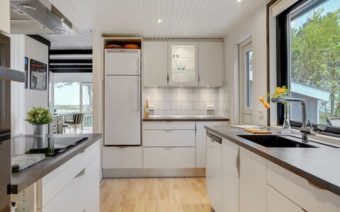Djuna - 200M from the Sea: Cocina, Aparato De Cocina, Mostrador, Gabinetes, Electrodoméstico, Diseño De Interiores, Piso, Madera, Electrodoméstico, Techo