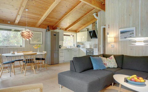Thorger - 5Km from the Sea: Diseño De Interiores, Mueble, Madera, Techo, Piso, Suelo, Habitación, Lámpara, Sofá, Sala