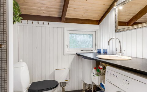 Eliana - 350M from the Sea: Madera, Arreglo De Tubería, Diseño De Interiores, Techo, Piso, Grifo, Suelo, Plomería, Lavabo, Baño