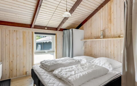 Eliana - 350M from the Sea: Madera, Habitación, Techo, Cama, Diseño De Interiores, Suelo, Casa, Mueble, Lecho, Sábana