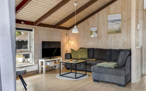 Eliana - 350M from the Sea: Madera, Piso, Techo, Diseño De Interiores, Suelo, Mueble, Suelos De Madera, Habitación, Casa, Sala
