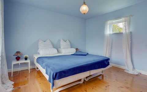 Ater - 800M from the Sea: Azul, Mueble, Diseño De Interiores, Habitación, Cama, Suelo, Piso, Textil, Lecho, Linos