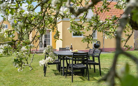 Ater - 800M from the Sea: Mueble, Verde, Silla, Mueble Para Exteriores, Arbusto, Mesa, Jardín, Mesa Al Aire Libre, El Terreno Del Lote