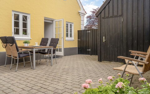 Stephie - 1.1Km from the Sea: Madera, Piso, Arbusto, Maceta, Suelo, Mueble Para Exteriores, Casa, Jardín, Losa