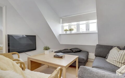 Stephie - 1.1Km from the Sea: Mueble, Diseño De Interiores, Piso, Suelo, Madera, Sofá, Techo, Habitación, Casa, Sala