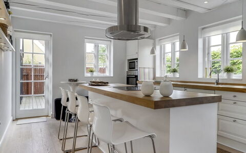 Stephie - 1.1Km from the Sea: Mueble, Piso, Diseño De Interiores, Mostrador, Madera, Suelo, Cocina, Gabinetes, Techo, Suelos De Madera