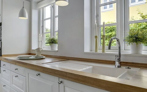 Stephie - 1.1Km from the Sea: Diseño De Interiores, Piso, Mostrador, Arreglo De Tubería, Madera, Cocina, Lavabo, Grifo, Gabinetes, Mueble