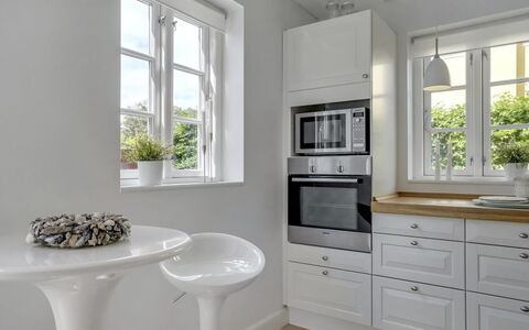 Stephie - 1.1Km from the Sea: Diseño De Interiores, Mueble, Piso, Gabinetes, Pared, Madera, Mostrador, Suelo, Cocina, Casa