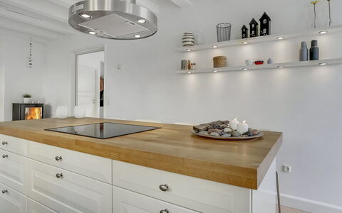Stephie - 1.1Km from the Sea: Cocina, Madera, Piso, Mostrador, Gabinetes, Diseño De Interiores, Techo, Lámpara, Mueble, Suelo