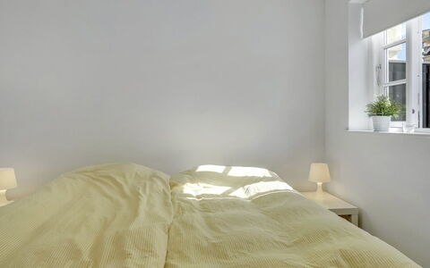Stephie - 1.1Km from the Sea: Habitación, Pared, Cama, Lecho, Diseño De Interiores, Sábana, Suelo, Piso, Linos, Techo