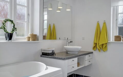 Stephie - 1.1Km from the Sea: Baño, Diseño De Interiores, Lavabo Del Baño, Arreglo De Tubería, Lavabo, Pared, Piso, Mueble De Baño, Espejo, Grifo