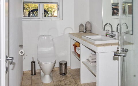 Harro - 150M from the Sea: Asiento Del Baño, Baño, Arreglo De Tubería, Baño, Piso, Pared, Diseño De Interiores, Suelo, Lavabo, Lavabo Del Baño