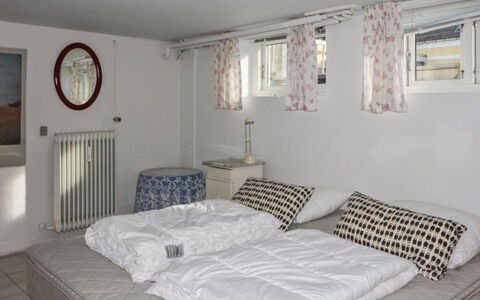 Harro - 150M from the Sea: Mueble, Cama, Habitación, Diseño De Interiores, Suelo, Textil, Lecho, Linos, Sábana, Piso