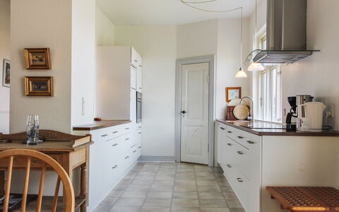 Harro - 150M from the Sea: Piso, Diseño De Interiores, Mueble, Gabinetes, Suelo, Mostrador, Cocina, Madera, Techo, Lámpara