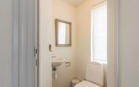 Harro - 150M from the Sea: Pared, Suelo, Diseño De Interiores, Arreglo De Tubería, Piso, Asiento Del Baño, Baño, Lavabo Del Baño, Baño, Habitación