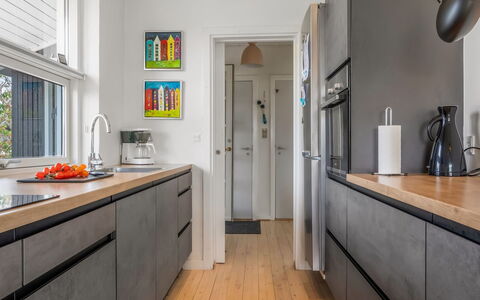 Kurt - 600M from the Sea: Cocina, Aparato De Cocina, Mostrador, Electrodoméstico, Gabinetes, Mueble, Diseño De Interiores, Electrodoméstico, Piso, Madera