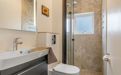 Kurt - 600M from the Sea: Baño, Arreglo De Tubería, Piso, Pared, Diseño De Interiores, Baño, Suelo, Lavabo, Lavabo Del Baño, Asiento Del Baño